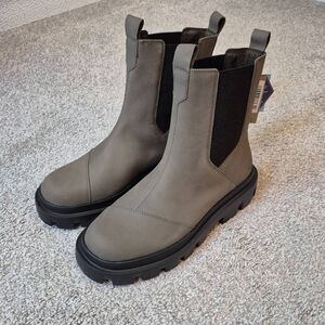 TOMS Women's Rowan Water Resistant Chelsea Boots Cream Size 8.5